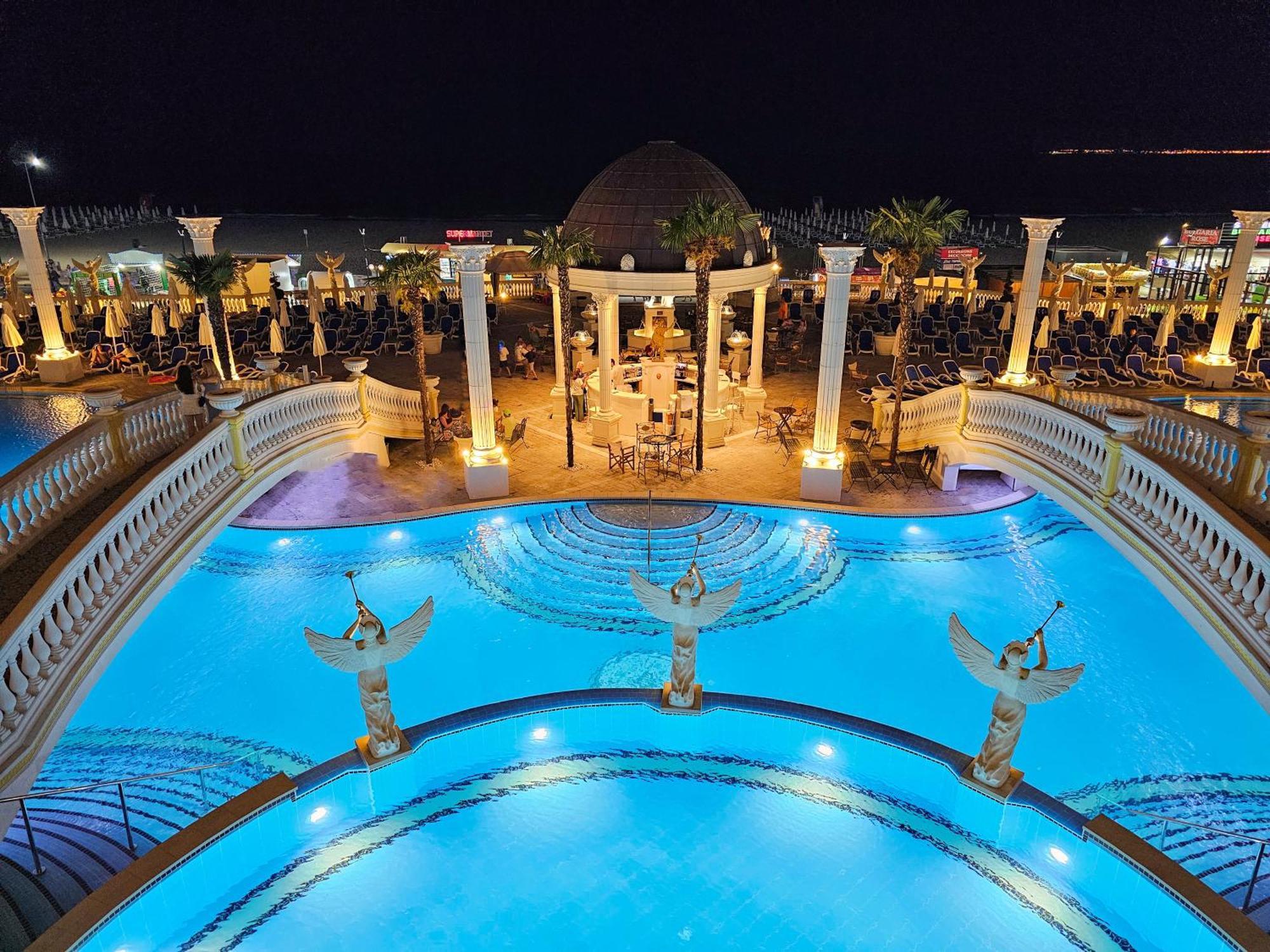 Imperial Palace Hotel 阳光海滩 外观 照片 The pool at the Royal Towers